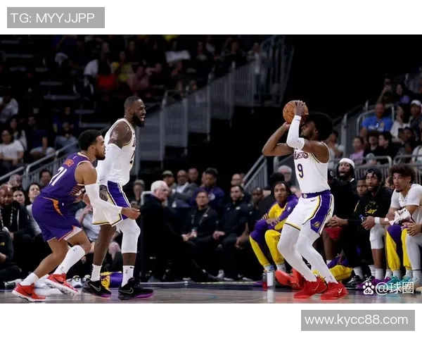 湖人快船球迷现场互动引发热议比卢普斯与FBI成焦点话题 湖人快船球迷现场互动引发热议比卢普斯与FBI成焦点话题